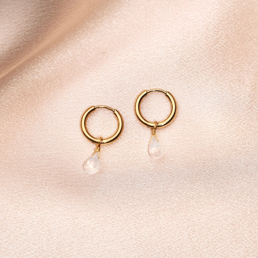 Creolen mit kleinen Tropfenanhängern