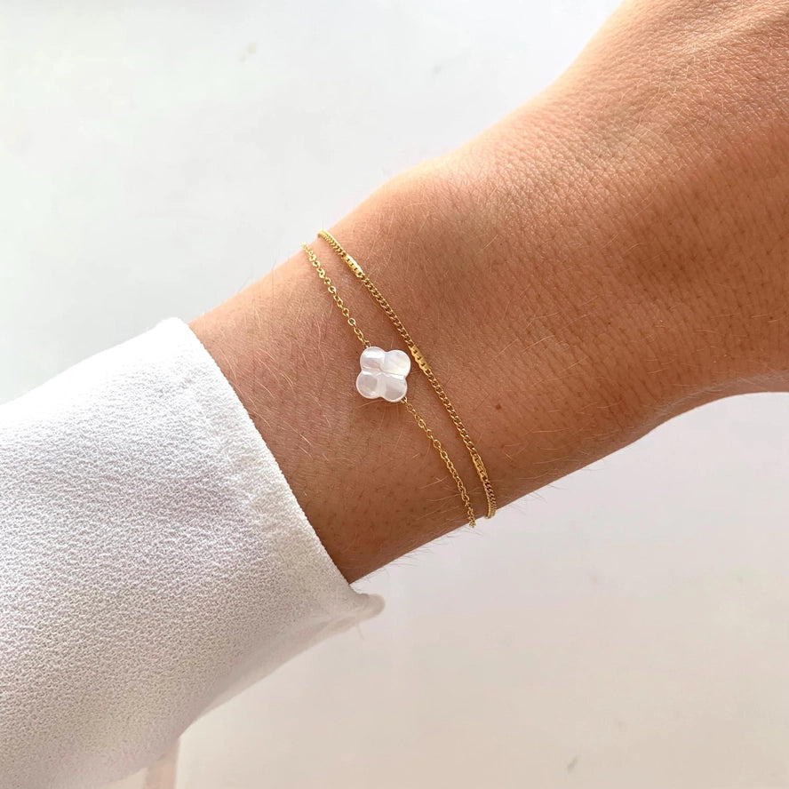 Doppeltes Armband mit weißem Kleeblatt