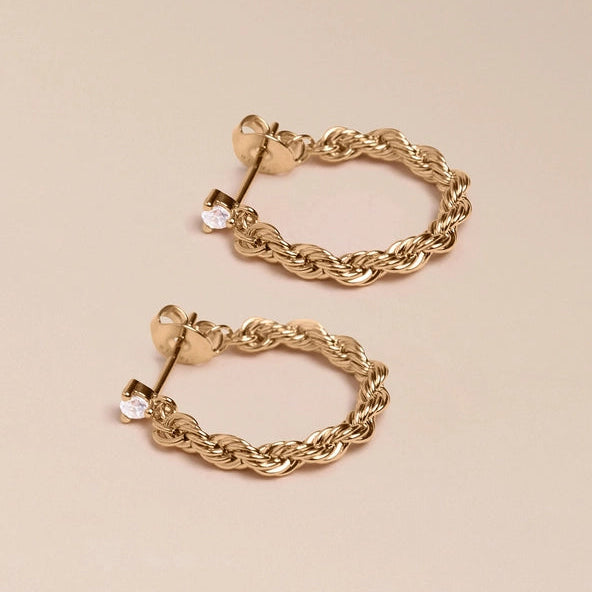 Bria Ohrstecker mit gedrehter Kette, 18 Karat vergoldet.