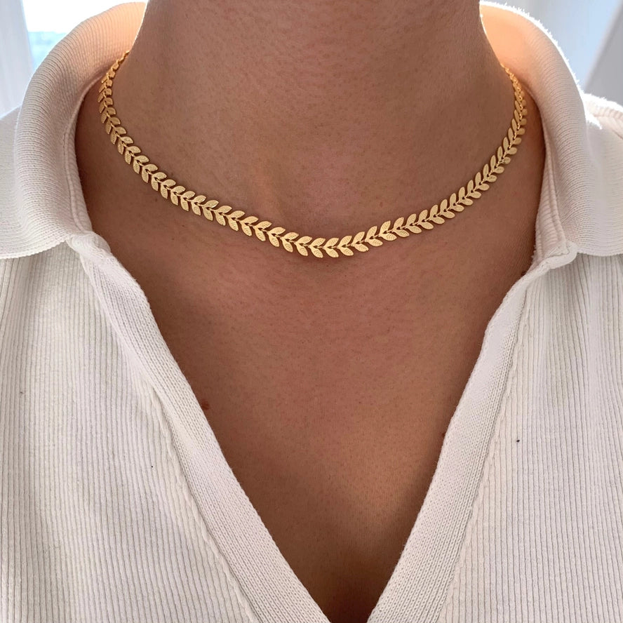 Goldfarbene Choker Halskette mit Fischgrätenmuster