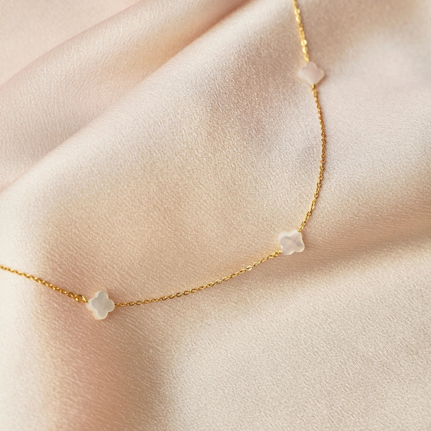 Stahlkette mit weißen Kleeblättern