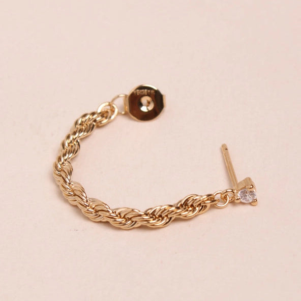 Bria Ohrstecker mit gedrehter Kette, 18 Karat vergoldet.