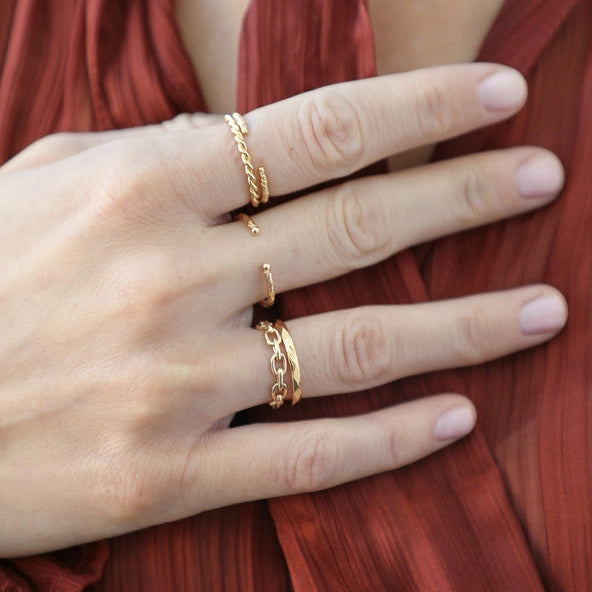 Joy Ring, gedrehter Ring mit 3 Mikron Goldbeschichtung