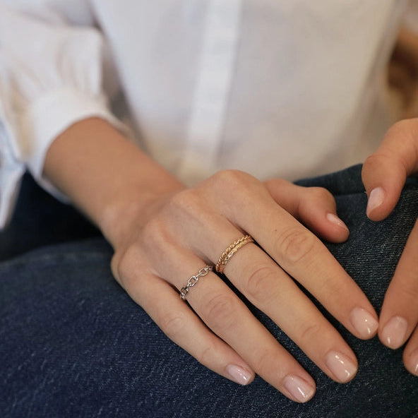 Joy Ring, gedrehter Ring mit 3 Mikron Goldbeschichtung